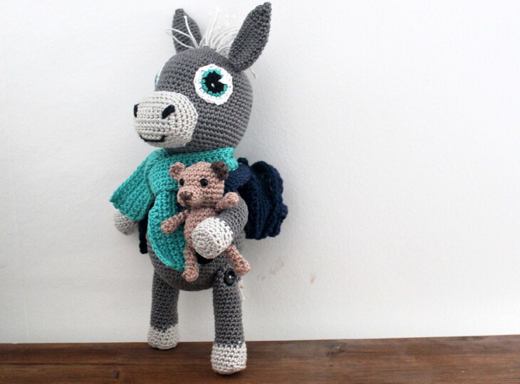 Crochet a Donkey – Manolo with Scarf and Backpack, approx. 30 cm (EN & DE)