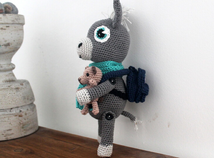 Crochet a Donkey – Manolo with Scarf and Backpack, approx. 30 cm (EN & DE)