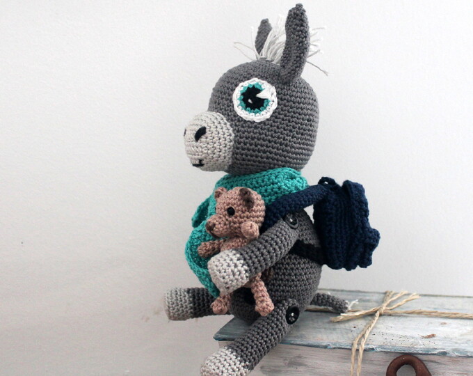 Esel häkeln – Manolo mit Schal und Rucksack, ca. 30 cm (DE & EN)