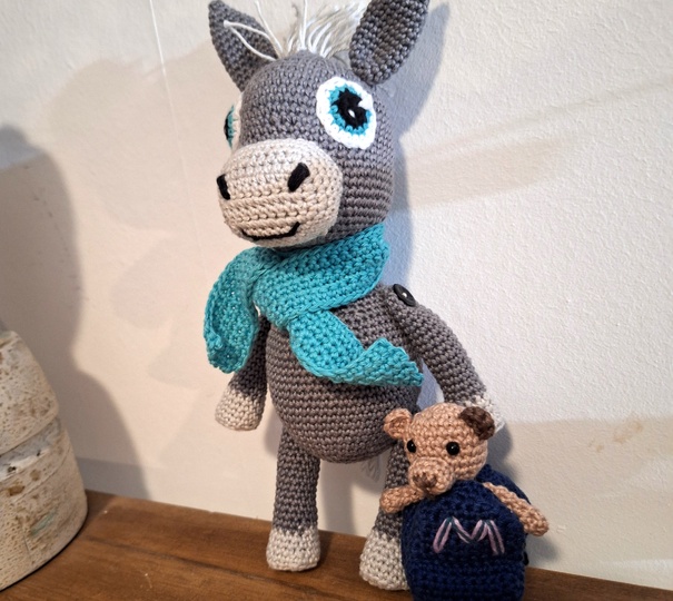 Esel häkeln – Manolo mit Schal und Rucksack, ca. 30 cm (DE & EN)