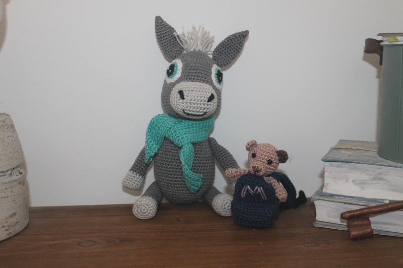 Esel häkeln – Manolo mit Schal und Rucksack, ca. 30 cm (DE & EN)