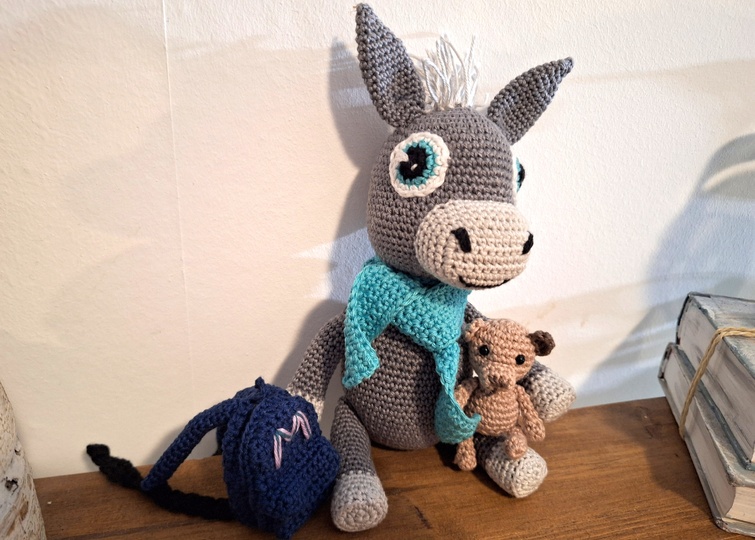 Esel häkeln – Manolo mit Schal und Rucksack, ca. 30 cm (DE & EN)