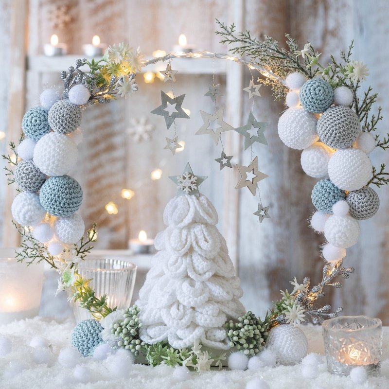 Weihnachtskranz aus gehäkelten Kugeln mit Lichterkette und kleinem Häkel-Tannenbaum