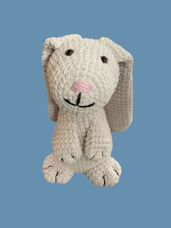 Sitzender Amigurumi-Hase mit deutlichen Pfoten, applizierter rosa Nase und Schlappohren