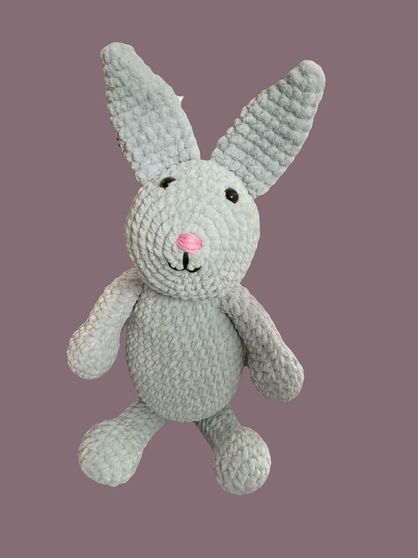 Hellgrauer Amigurumi-Hase mit deutlich erkennbaren Körperteilen, langen Ohren und rosa Nase