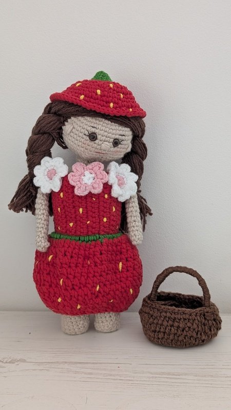 Gehäkelte Amigurumi-Erdbeerpuppe mit Zöpfen und Häkelkörbchen