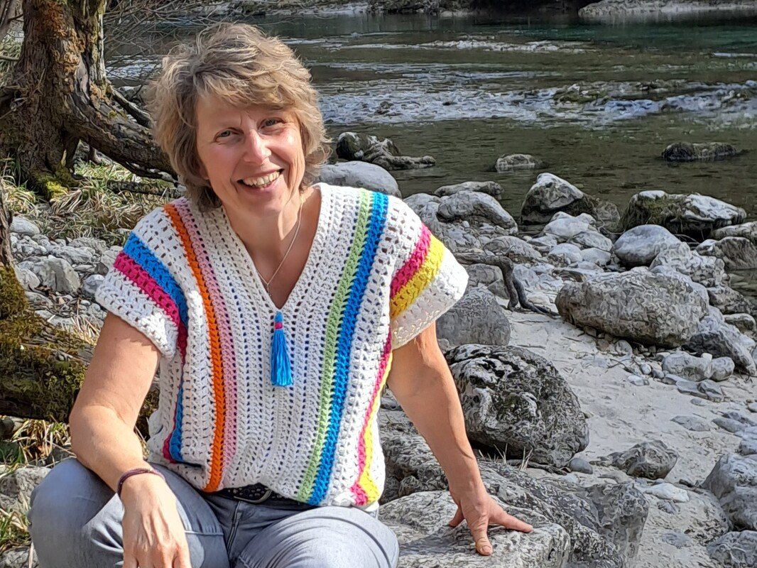 Anleitung für ein gehäkeltes Sommershirt mit bunten Akzenten