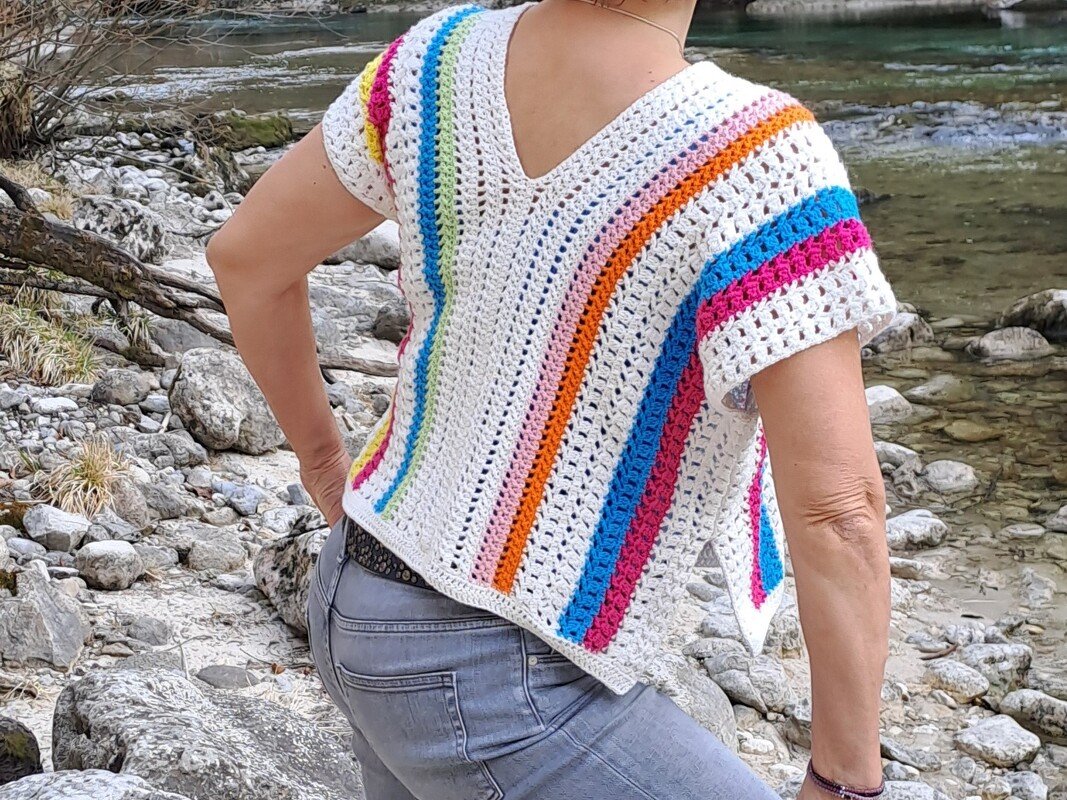 Anleitung für ein gehäkeltes Sommershirt mit bunten Akzenten - Bild 3