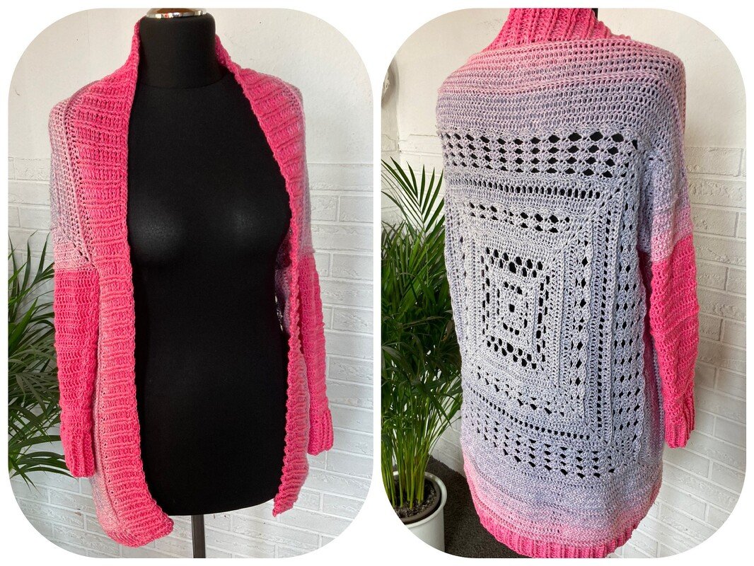 Gehäkelter Damen-Seelenwärmer rosa bis grau, offene Vorderseite und quadratisches Lochmuster am Rücken, auf Schaufensterpuppe