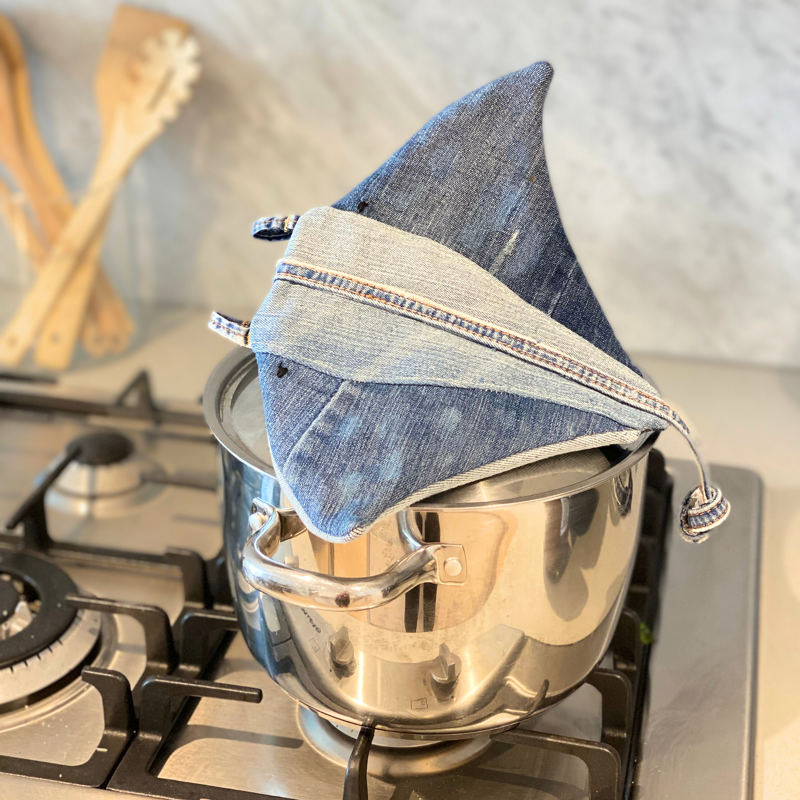 Denim-Topfwärmer auf Edelstahlkochtopf