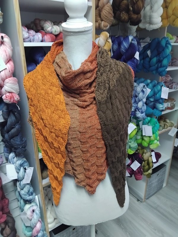 Gestricktes Dreieckstuch in Orange, Rost und Braun mit strukturiertem Muster auf einer Schneiderpuppe