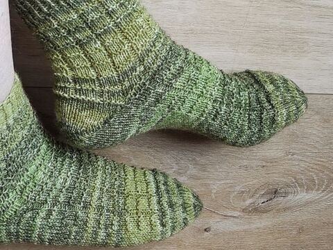 Grasgrüne Socken mit Strukturmuster in Gr. 40