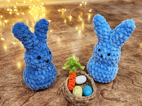 Peep Bunny Häkelanleitung - 12 cm Plüschhase mit Jute Korb & Karotte