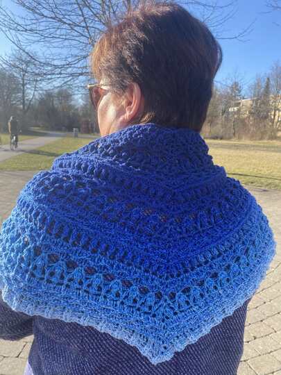 Flaches Dreiecktsuch „Crazy Iris BE“ – Häkelanleitung