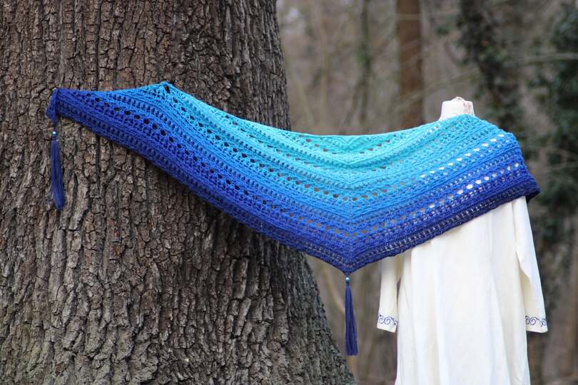 Flat triangular scarf „Crazy Iris BE” – Crochet pattern