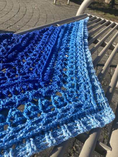 Flat triangular scarf „Crazy Iris BE” – Crochet pattern