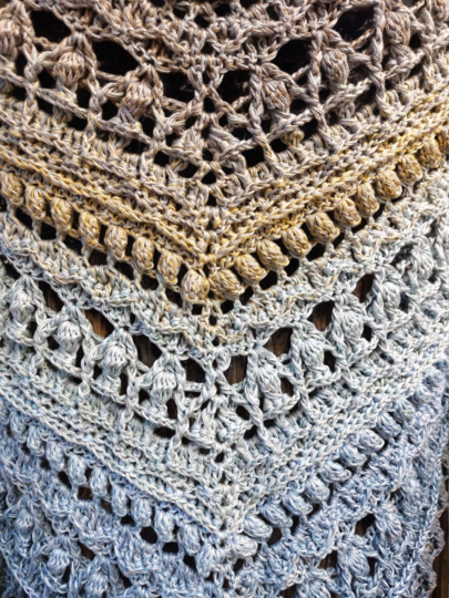 Flat triangular scarf „Crazy Iris BE” – Crochet pattern