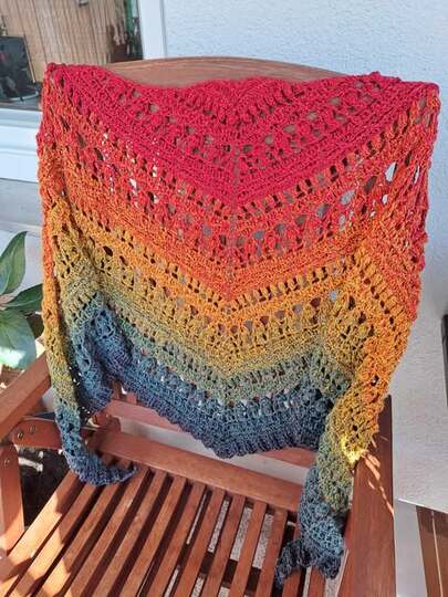 Flat triangular scarf „Crazy Iris BE” – Crochet pattern