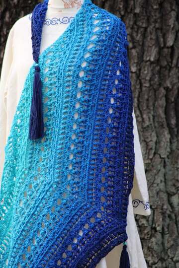 Flat triangular scarf „Crazy Iris BE” – Crochet pattern