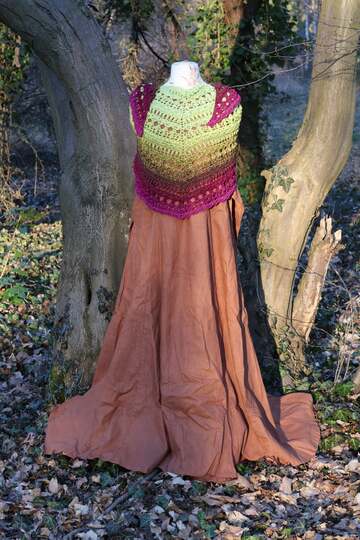 Flat triangular scarf „Crazy Iris BE” – Crochet pattern