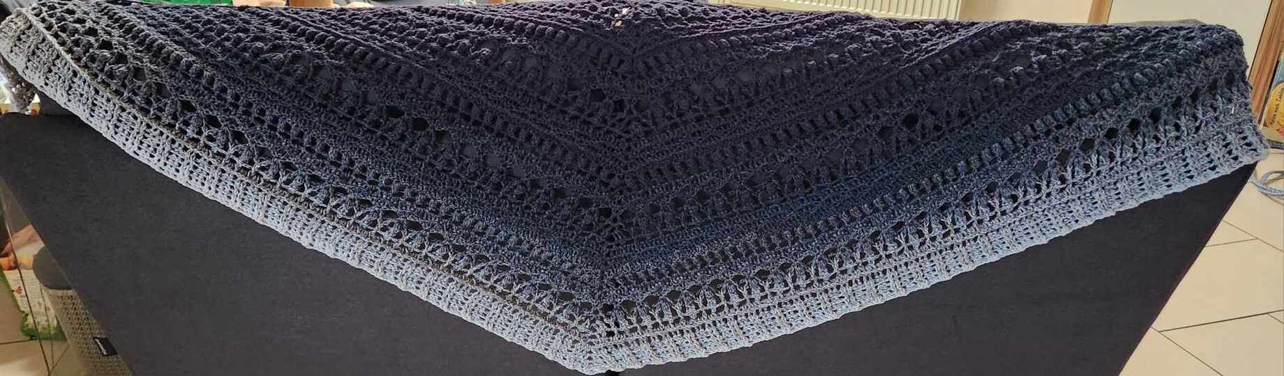 Flat triangular scarf „Crazy Iris BE” – Crochet pattern