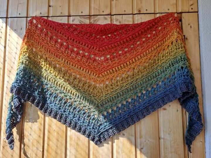 Flat triangular scarf „Crazy Iris BE” – Crochet pattern