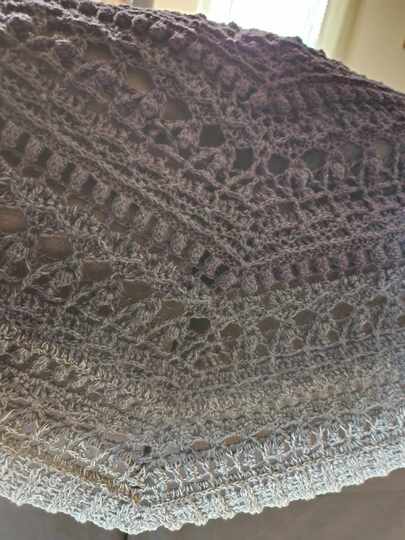 Flat triangular scarf „Crazy Iris BE” – Crochet pattern