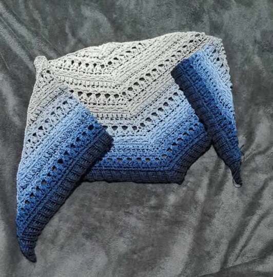 Flat triangular scarf „Crazy Iris BE” – Crochet pattern