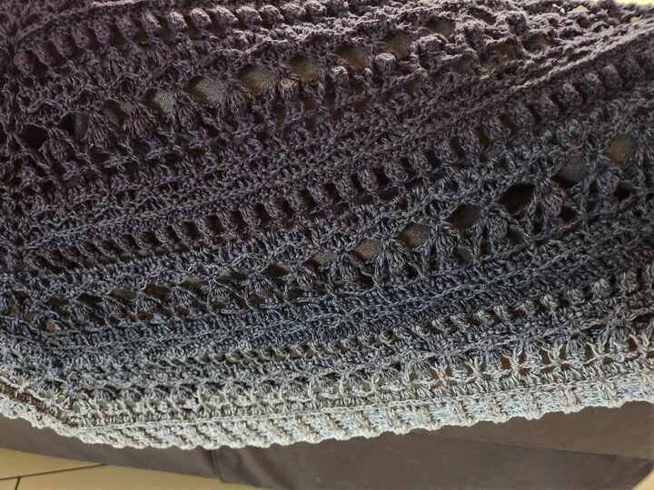 Flat triangular scarf „Crazy Iris BE” – Crochet pattern