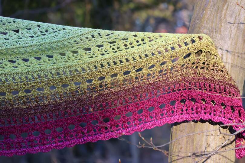 Flat triangular scarf „Crazy Iris BE” – Crochet pattern