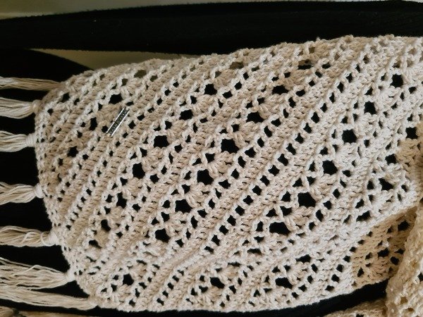 Cremefarbenes gehäkeltes Dreieckstuch mit diagonalem Lochmuster und Fransen
