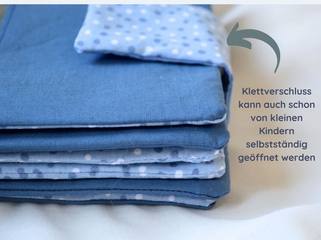 Abgesteppte Stofflagen in Blautönen mit sichtbarem Klettverschluss und Hinweistext für Nähprojekt