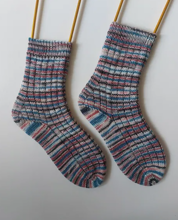 Knitting pattern, PARI socks, socks