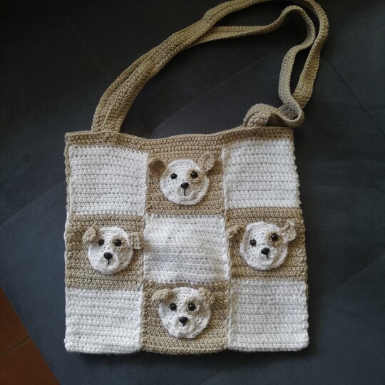 Häkeltasche mit Hundeapplikationen