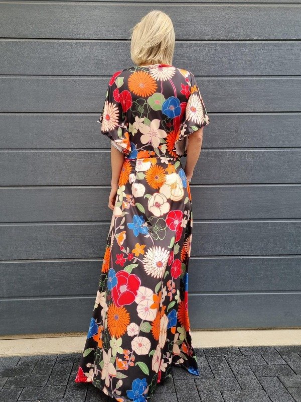 Rückansicht eines langen Maxikleids mit floralem Print und Bindegürtel