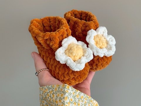 Häkelanleitung für Babyschuechen mit Blume, aus Plüschwolle