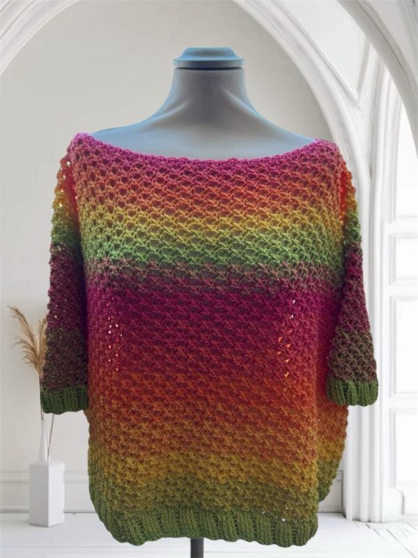 Gehäkelter Oversize-Pullover mit Farbverlauf auf Schaufensterpuppe, weiter Ausschnitt und 3/4-Ärmeln