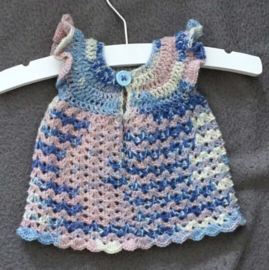 Häkelanleitung für ein bezauberndes Puppenkleid