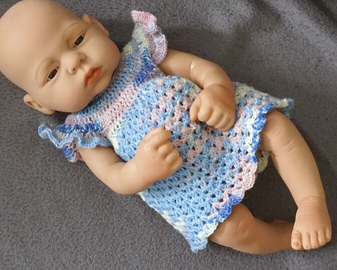 Häkelanleitung für ein bezauberndes Puppenkleid