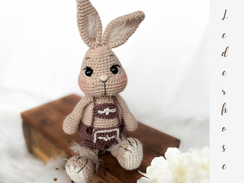Häkelanleitung Lederhose für Hase „Honey“