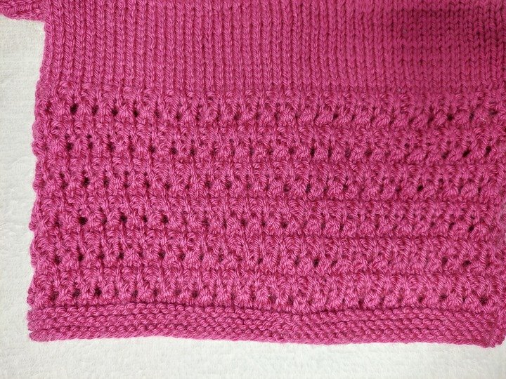 Strickanleitung Baby Jäckchen mit Lochmuster in der Farbe Pink Größe 68/74!