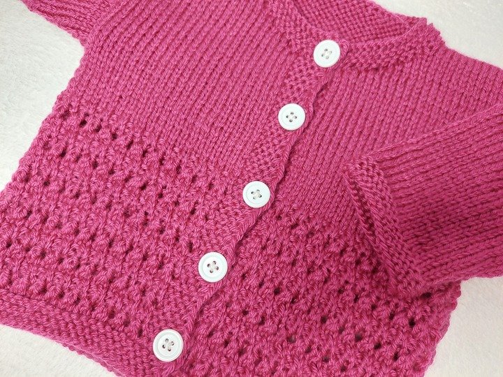 Strickanleitung Baby Jäckchen mit Lochmuster in der Farbe Pink Größe 68/74!