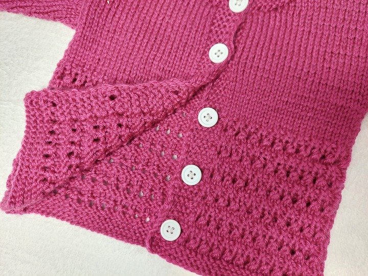 Strickanleitung Baby Jäckchen mit Lochmuster in der Farbe Pink Größe 68/74!