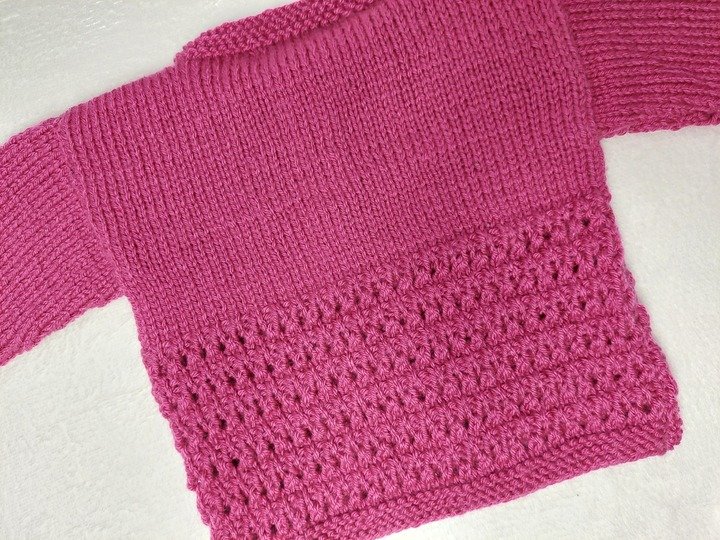 Strickanleitung Baby Jäckchen mit Lochmuster in der Farbe Pink Größe 68/74!