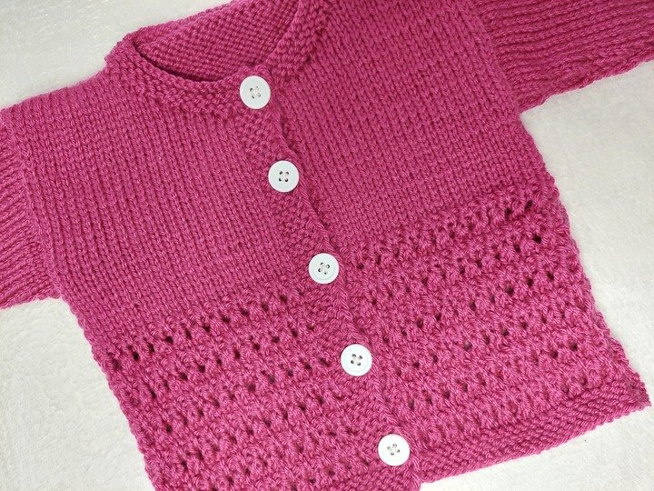 Strickanleitung Baby Jäckchen mit Lochmuster in der Farbe Pink Größe 68/74!