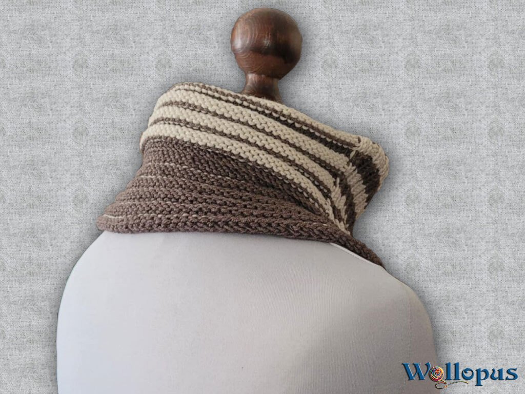 Gestrickter Loopschal in Braun und Beige mit Streifen auf einer Schaufensterpuppe