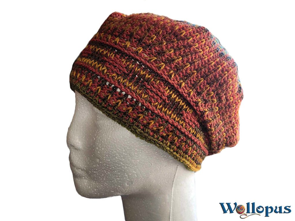 Gehäkelte slouchige Damenmütze in Rot, Gelb und Braun auf Mannequinkopf