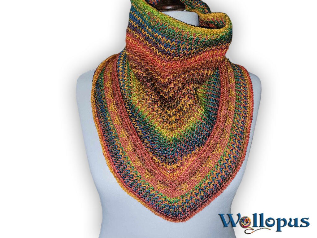 Gehäkelter Cowl in Regenbogenfarben mit Zackenmuster auf weißer Schneiderpuppe