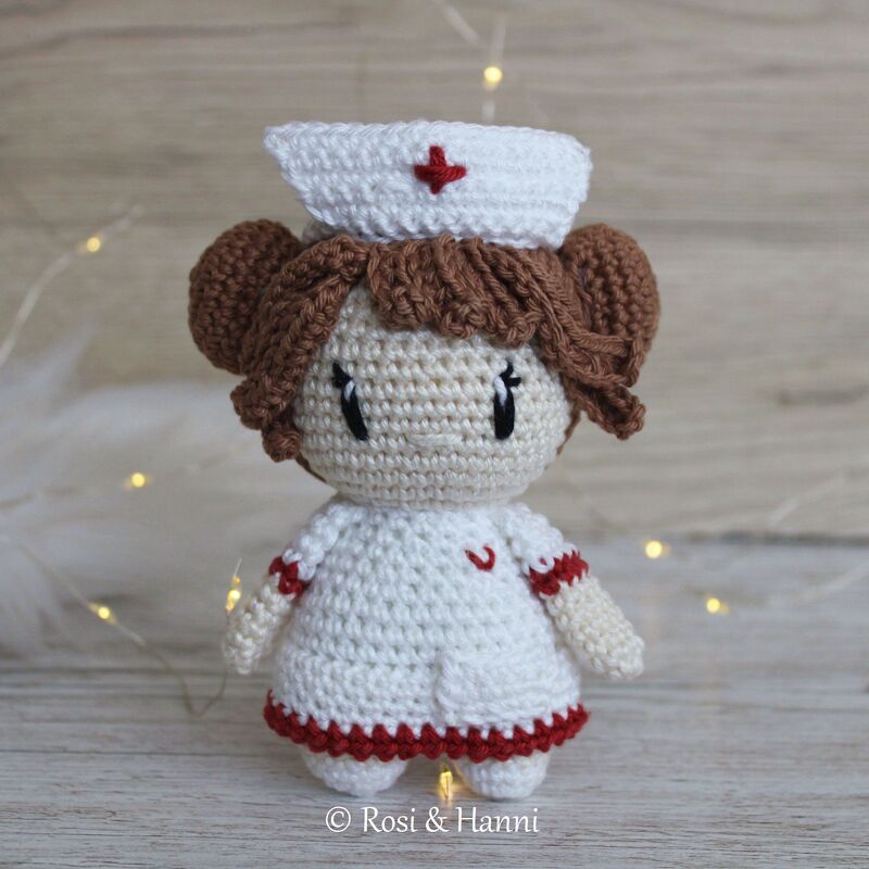 Gehäkelte Amigurumi-Krankenschwester mit Haube und roten Akzenten
