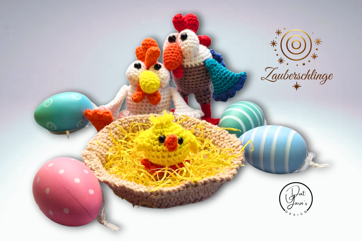Gelbes gehäkeltes Küken im Nest mit zwei Amigurumi-Hühnern und bemalten Ostereiern